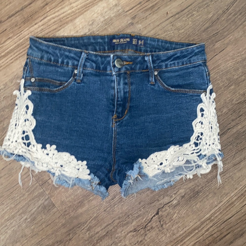 Iris Los Angeles Women's Blue and White lace Shorts Size Small. Like new